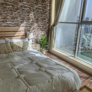 Green Sky Holiday With Shared Kitchen And Lounge منزل للإقامة